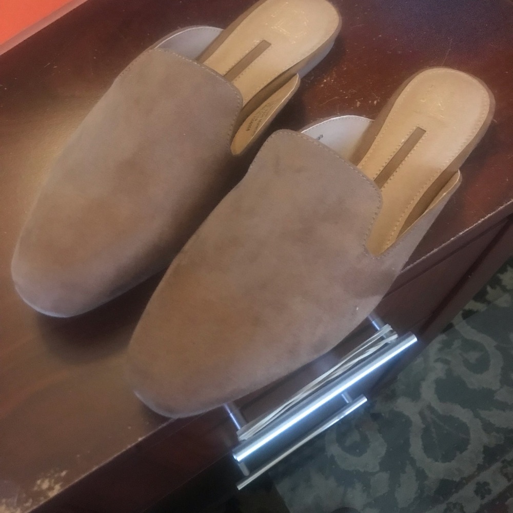 Size 9 tan mule slides